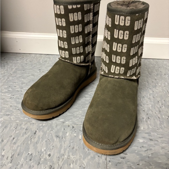 US Size 8 - UGG Women's Classic Suede Short ll UGG Graphic - Picture 4 of 5